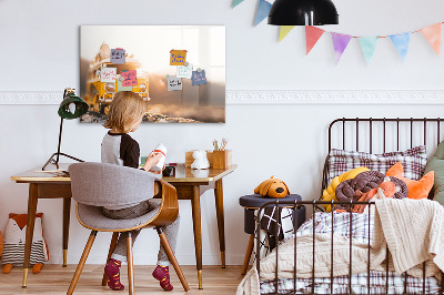 Decoratief glazen wandbord beschrijfbaar en magnetisch Kleurrijke herinneringen tegen de achtergrond van de natuur.