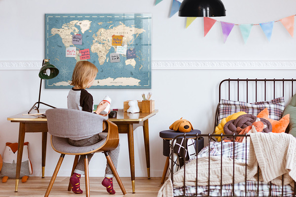 Decoratief glazen wandbord beschrijfbaar en magnetisch Een wereldkaart met persoonlijke herinneringen.