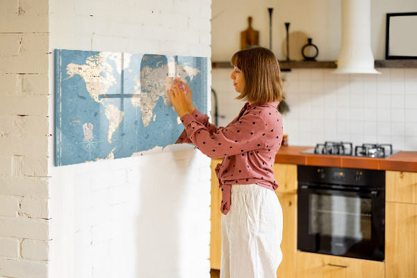 Decoratief glazen wandbord beschrijfbaar en magnetisch Een wereldkaart met persoonlijke herinneringen.