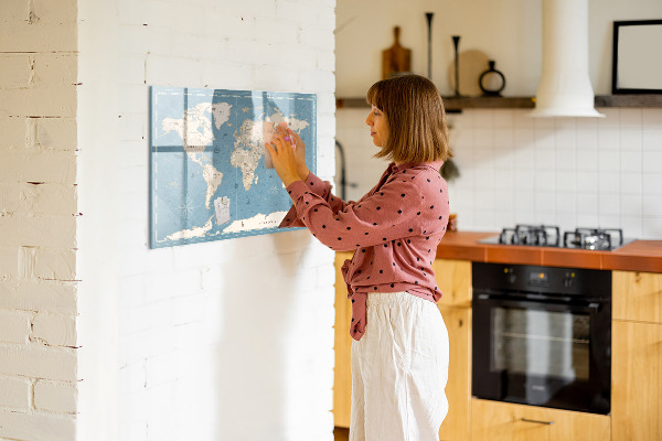 Decoratief glazen wandbord beschrijfbaar en magnetisch Een wereldkaart met persoonlijke herinneringen.