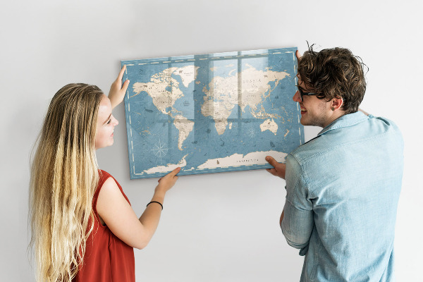 Decoratief glazen wandbord beschrijfbaar en magnetisch Een wereldkaart met persoonlijke herinneringen.
