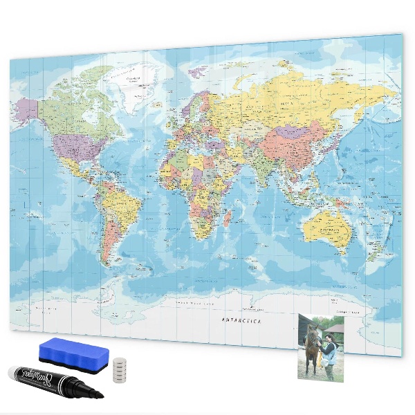 Decoratief glazen wandbord beschrijfbaar en magnetisch Een wereldkaart met persoonlijke herinneringen.