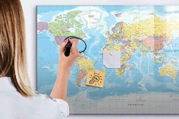 Decoratief glazen wandbord beschrijfbaar en magnetisch Een wereldkaart met persoonlijke herinneringen.