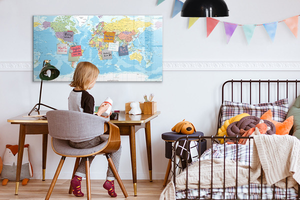 Decoratief glazen wandbord beschrijfbaar en magnetisch Een wereldkaart met persoonlijke herinneringen.