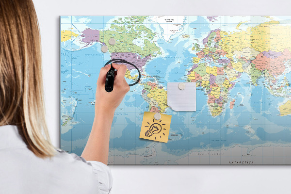 Decoratief glazen wandbord beschrijfbaar en magnetisch Een wereldkaart met persoonlijke herinneringen.