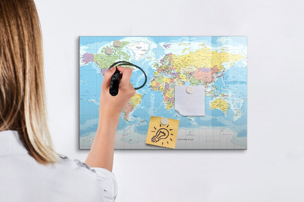 Decoratief glazen wandbord beschrijfbaar en magnetisch Een wereldkaart met persoonlijke herinneringen.