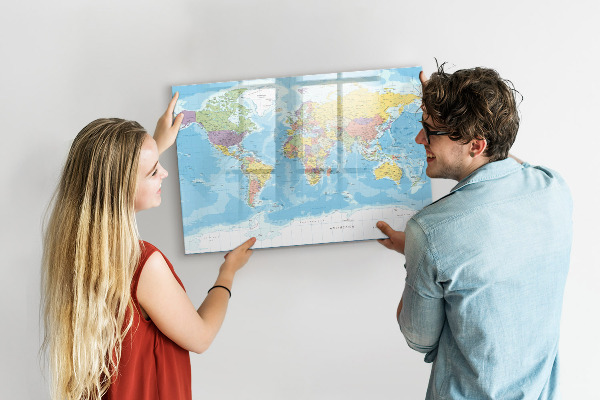 Decoratief glazen wandbord beschrijfbaar en magnetisch Een wereldkaart met persoonlijke herinneringen.