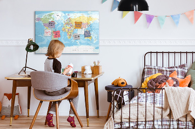 Decoratief glazen wandbord beschrijfbaar en magnetisch Een wereldkaart met persoonlijke herinneringen.