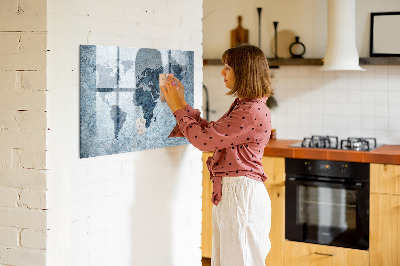 Decoratief glazen wandbord beschrijfbaar en magnetisch Een wereldkaart met persoonlijke herinneringen.