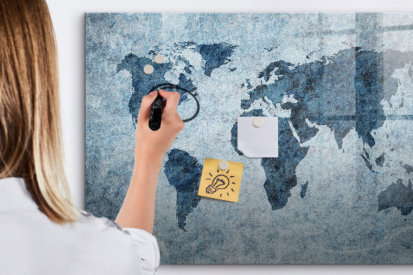 Decoratief glazen wandbord beschrijfbaar en magnetisch Een wereldkaart met persoonlijke herinneringen.