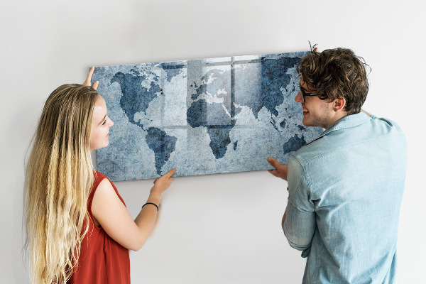 Decoratief glazen wandbord beschrijfbaar en magnetisch Een wereldkaart met persoonlijke herinneringen.