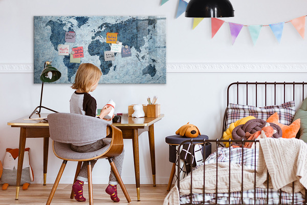 Decoratief glazen wandbord beschrijfbaar en magnetisch Een wereldkaart met persoonlijke herinneringen.