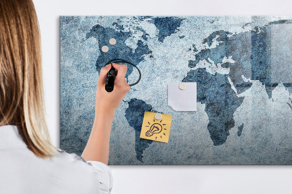 Decoratief glazen wandbord beschrijfbaar en magnetisch Een wereldkaart met persoonlijke herinneringen.