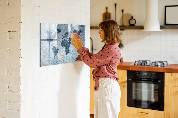 Decoratief glazen wandbord beschrijfbaar en magnetisch Een wereldkaart met persoonlijke herinneringen.