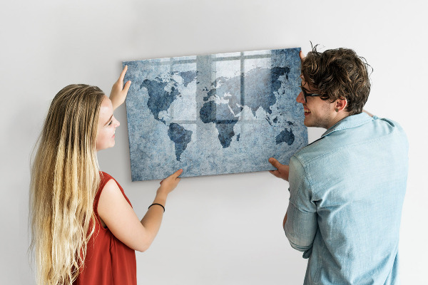 Decoratief glazen wandbord beschrijfbaar en magnetisch Een wereldkaart met persoonlijke herinneringen.