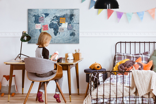 Decoratief glazen wandbord beschrijfbaar en magnetisch Een wereldkaart met persoonlijke herinneringen.