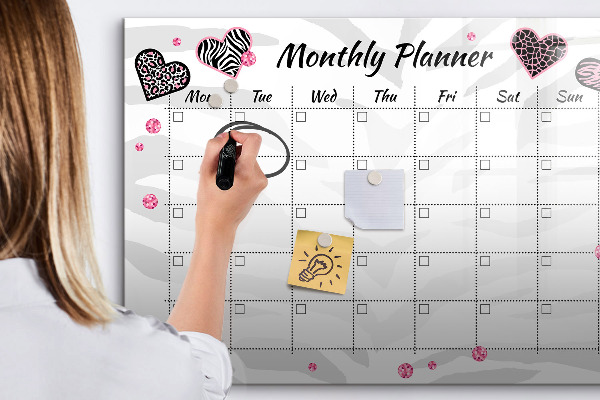 Decoratief glazen wandbord beschrijfbaar en magnetisch Maandplanner met hartjes en foto's