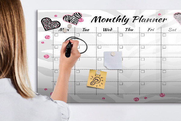 Decoratief glazen wandbord beschrijfbaar en magnetisch Maandplanner met hartjes en foto's