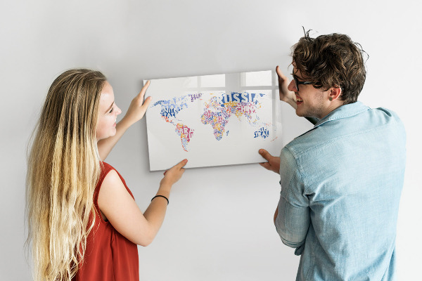 Decoratief glazen wandbord beschrijfbaar en magnetisch Een wereldkaart met persoonlijke herinneringen.