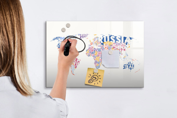 Decoratief glazen wandbord beschrijfbaar en magnetisch Een wereldkaart met persoonlijke herinneringen.