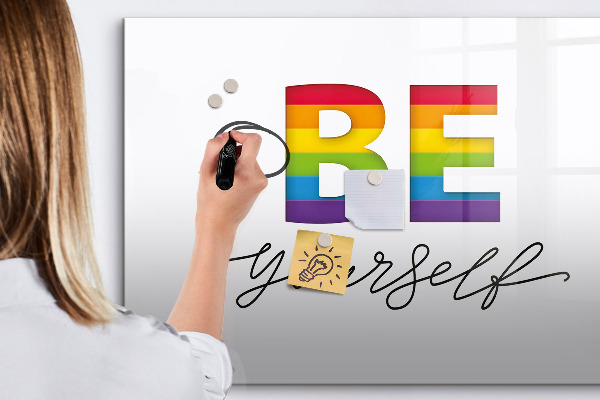 Decoratief glazen wandbord beschrijfbaar en magnetisch Wees jezelf en deel momenten.