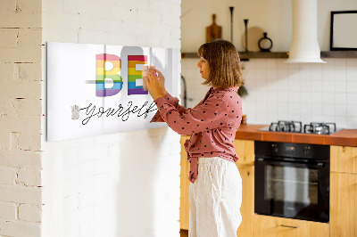 Decoratief glazen wandbord beschrijfbaar en magnetisch Wees jezelf en deel momenten.