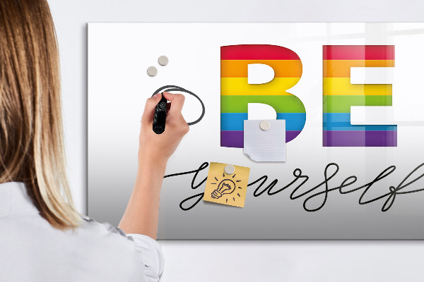 Decoratief glazen wandbord beschrijfbaar en magnetisch Wees jezelf en deel momenten.