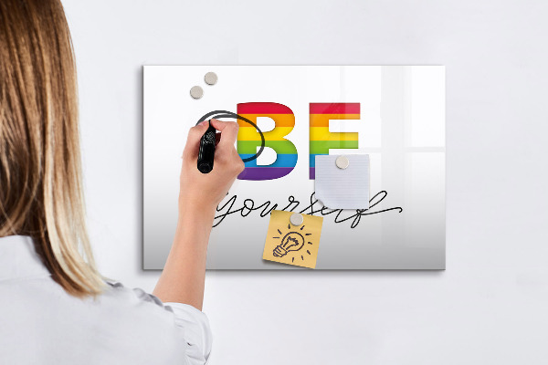 Decoratief glazen wandbord beschrijfbaar en magnetisch Wees jezelf en deel momenten.