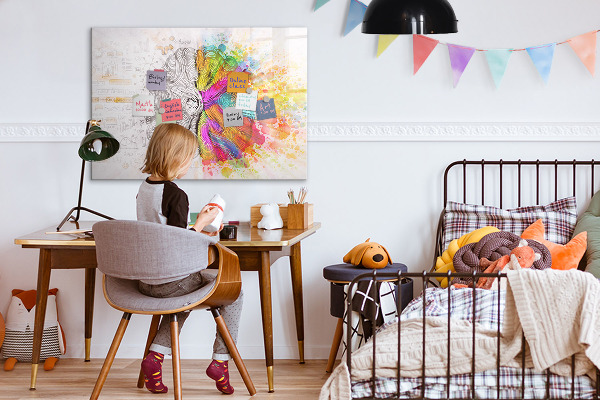 Decoratief glazen wandbord beschrijfbaar en magnetisch Een creatieve ruimte voor herinneringen en ideeën.