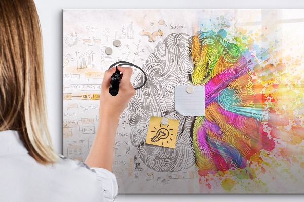 Decoratief glazen wandbord beschrijfbaar en magnetisch Een creatieve ruimte voor herinneringen en ideeën.
