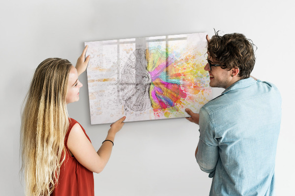 Decoratief glazen wandbord beschrijfbaar en magnetisch Een creatieve ruimte voor herinneringen en ideeën.