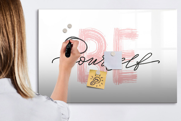 Decoratief glazen wandbord beschrijfbaar en magnetisch Een inspirerende plek voor herinneringen en foto's.