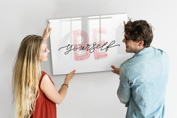 Decoratief glazen wandbord beschrijfbaar en magnetisch Een inspirerende plek voor herinneringen en foto's.