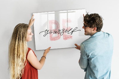 Decoratief glazen wandbord beschrijfbaar en magnetisch Een inspirerende plek voor herinneringen en foto's.