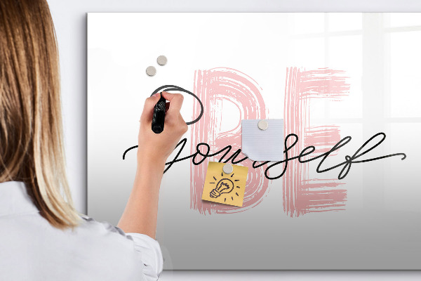 Decoratief glazen wandbord beschrijfbaar en magnetisch Een inspirerende plek voor herinneringen en foto's.