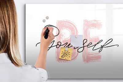 Decoratief glazen wandbord beschrijfbaar en magnetisch Een inspirerende plek voor herinneringen en foto's.