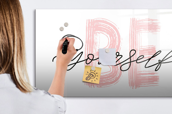 Decoratief glazen wandbord beschrijfbaar en magnetisch Een inspirerende plek voor herinneringen en foto's.
