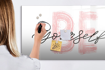 Decoratief glazen wandbord beschrijfbaar en magnetisch Een inspirerende plek voor herinneringen en foto's.