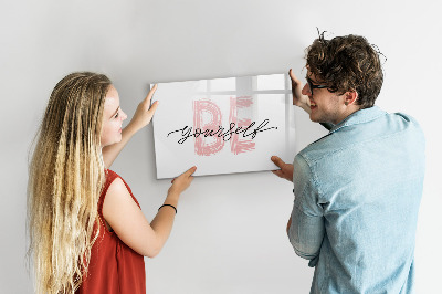 Decoratief glazen wandbord beschrijfbaar en magnetisch Een inspirerende plek voor herinneringen en foto's.