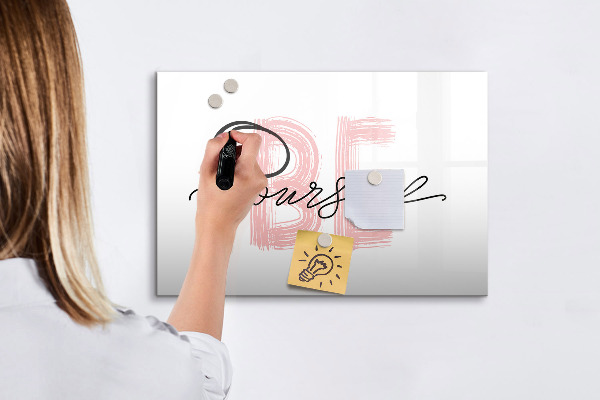 Decoratief glazen wandbord beschrijfbaar en magnetisch Een inspirerende plek voor herinneringen en foto's.