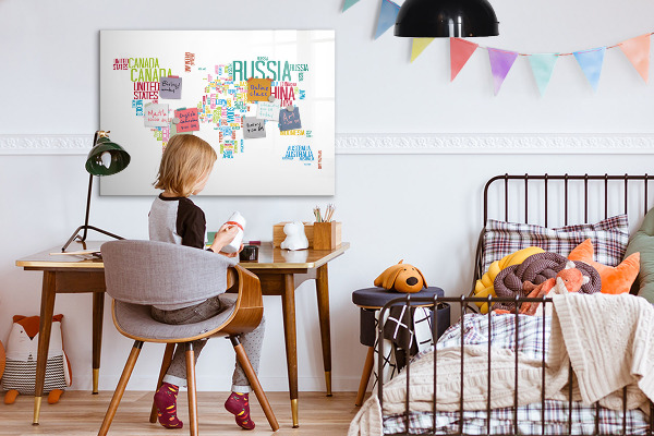 Decoratief glazen wandbord beschrijfbaar en magnetisch Een wereldkaart met persoonlijke herinneringen.