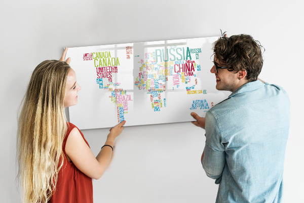 Decoratief glazen wandbord beschrijfbaar en magnetisch Een wereldkaart met persoonlijke herinneringen.