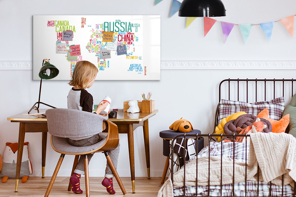 Decoratief glazen wandbord beschrijfbaar en magnetisch Een wereldkaart met persoonlijke herinneringen.