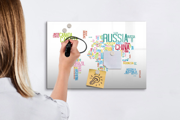 Decoratief glazen wandbord beschrijfbaar en magnetisch Een wereldkaart met persoonlijke herinneringen.
