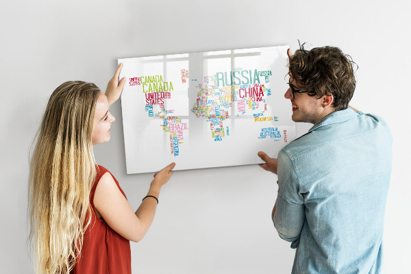 Decoratief glazen wandbord beschrijfbaar en magnetisch Een wereldkaart met persoonlijke herinneringen.