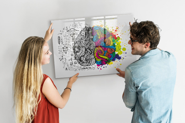 Decoratief glazen wandbord beschrijfbaar en magnetisch Een creatieve ruimte voor herinneringen en ideeën.