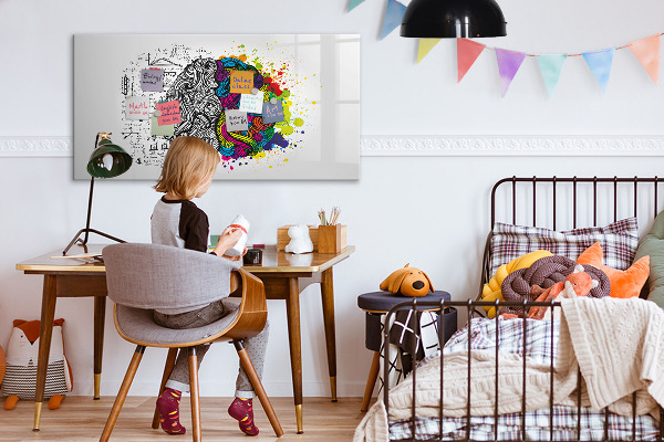 Decoratief glazen wandbord beschrijfbaar en magnetisch Een creatieve ruimte voor herinneringen en ideeën.