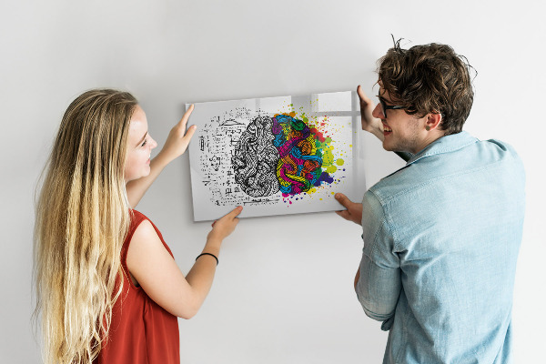 Decoratief glazen wandbord beschrijfbaar en magnetisch Een creatieve ruimte voor herinneringen en ideeën.