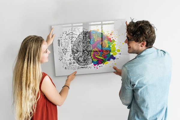 Decoratief glazen wandbord beschrijfbaar en magnetisch Een creatieve ruimte voor herinneringen en ideeën.