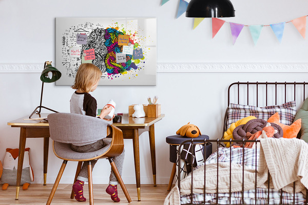 Decoratief glazen wandbord beschrijfbaar en magnetisch Een creatieve ruimte voor herinneringen en ideeën.